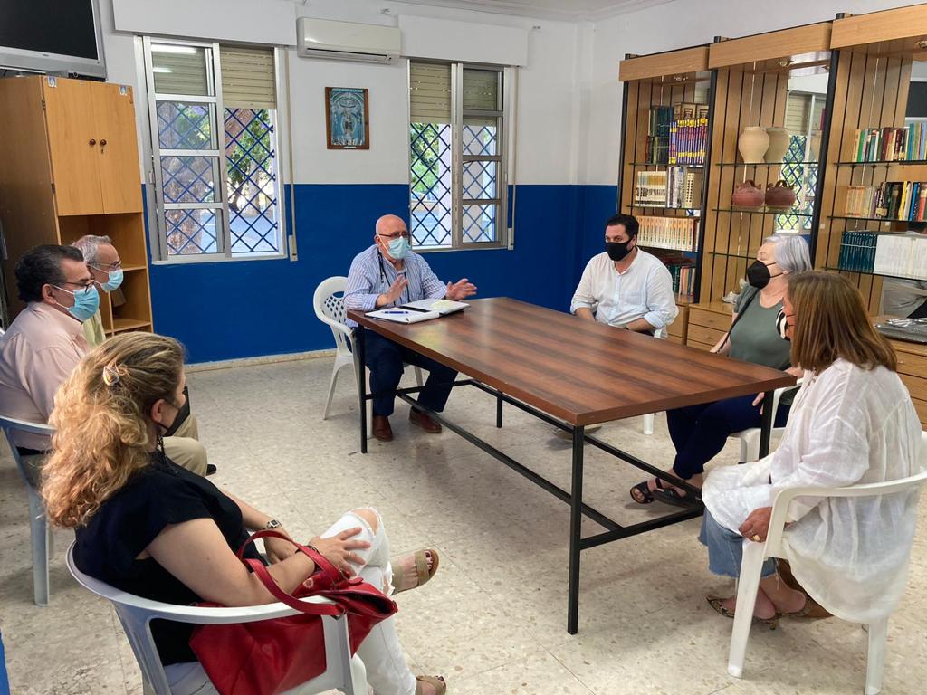 Vecinal5's tweet photo. ¡Hola vecin@s de #Huelva! 🙋‍♀️

Ayer por la tarde mantuvimos una reunión con el @pphuelva donde han mostrado su apoyo para garantizar la financiación de la Oficina Técnica del Plan Integral🏠

¡Agradecemos mucho el compromiso adquirido! 👋 https://t.co/6sYBo6eOOS