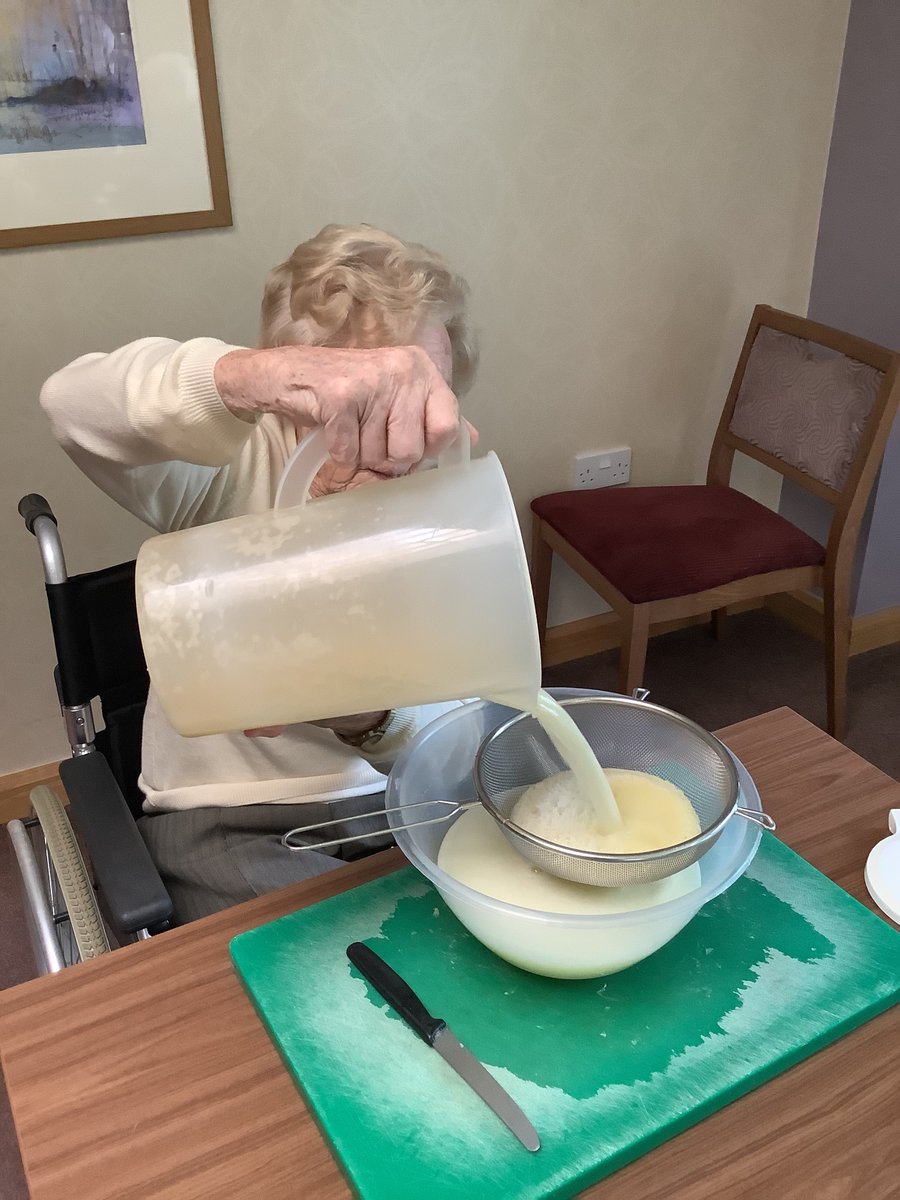BurwoodHome's tweet photo. This week residents have been getting creative in the kitchen, making cupcakes, doughnuts, and homemade lemonade. Lots of fun was had by all, and we particularly enjoyed getting to taste our creations once they had cooked #bakingwithlove #burwood 🧁🍩🍹👩‍🍳🧑‍🍳 https://t.co/cofbFYVd9Q