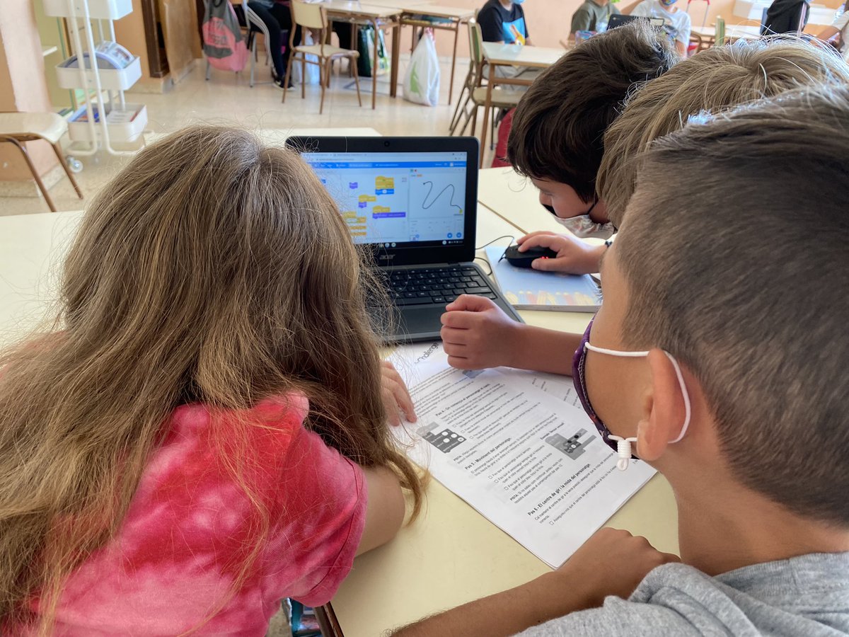elenavercher's tweet photo. Comencem el repte #BreakCapsa amb els alumnes de 4t de l'@EscSantJordi! Emoció i aprenentatge 🔝🔝🔝 què fem si el personatge es mou al revés?!💪🏼👏🏻🤣
#ScratchChallengeAdventure!✨
#mSchoolsStudentAwards https://t.co/yUYo0aFJNv