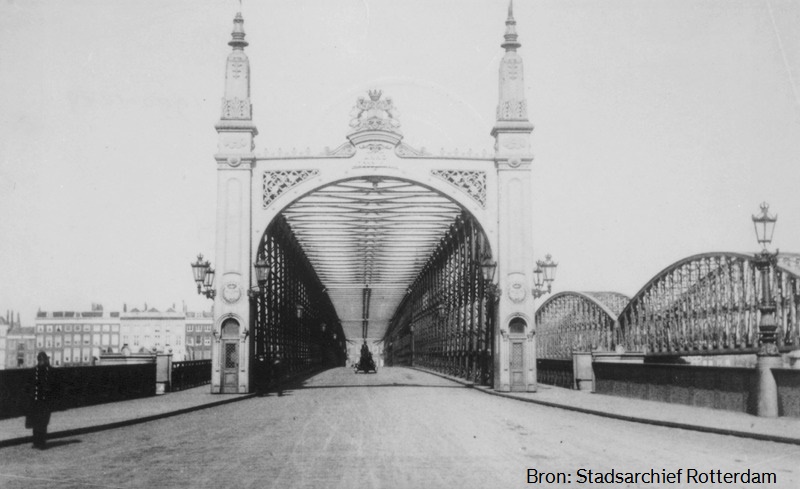 Voor zijn 25-jarig jubileum bezocht Koning Willem III op 21 mei 1874 <a href="/Rotterdam/">Gemeente Rotterdam</a> en legde de 1e steen voor de eerste <a href="/Willemsbrug010/">Willemsbrug010</a> (ingebruikname 1878).
In 1981 is deze vervangen door de huidige robijnrode #Willemsbrug.
Meer over #Willembrug40Jaar op bit.ly/3g17iAH.