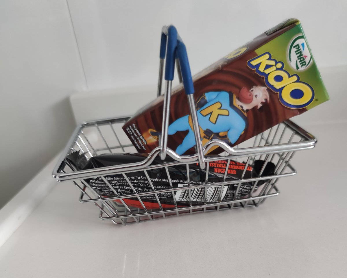 Türkiye standartlarında olan paramla markette sepet alıp alışveriş yapıyorum.