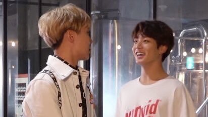 hollywithluv's tweet photo. น้องจองกุกตอนอ้อนฮยองน่ะนะ ออดอ้อนยิ่งกว่าแงว ใครไม่ตามใจน้องก็คือใจร้ายที่สุดเลยอะ มันแบบ ถ้าพี่ไม่ตามใจหนูหนูจะงอนเปนปี 😭🤲🏻 https://t.co/o7JWTibcuD