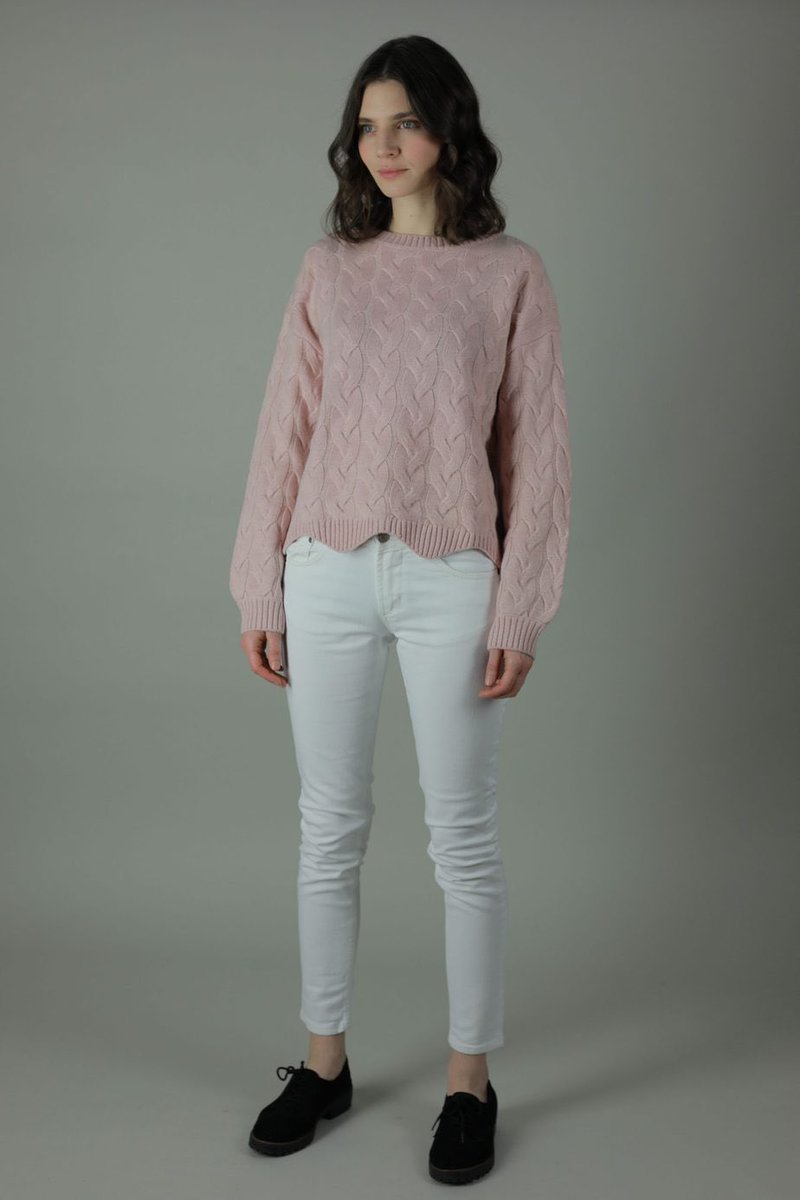 Summer ready in the Meghan Paris jeans. 

#cashmerecoat #fashion #classicstyle #fashionstyle #whitejeans #hartleycourte #sustainablestyle 

hartleycourte.com/product/meghan…