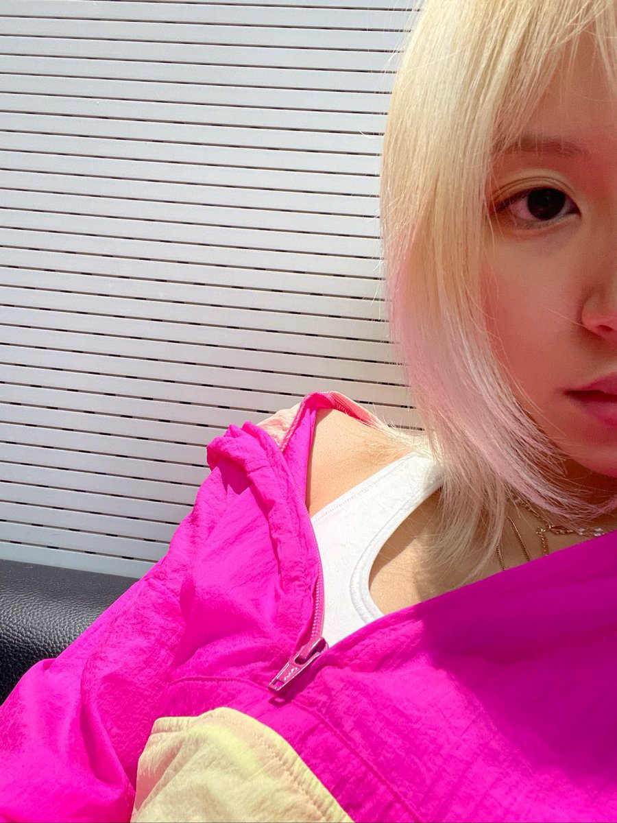 chaeddalgi's tweet photo. chaeng proves that hot pink can be casual and cozy too. stay hot X https://t.co/aAwrrJaIDU
