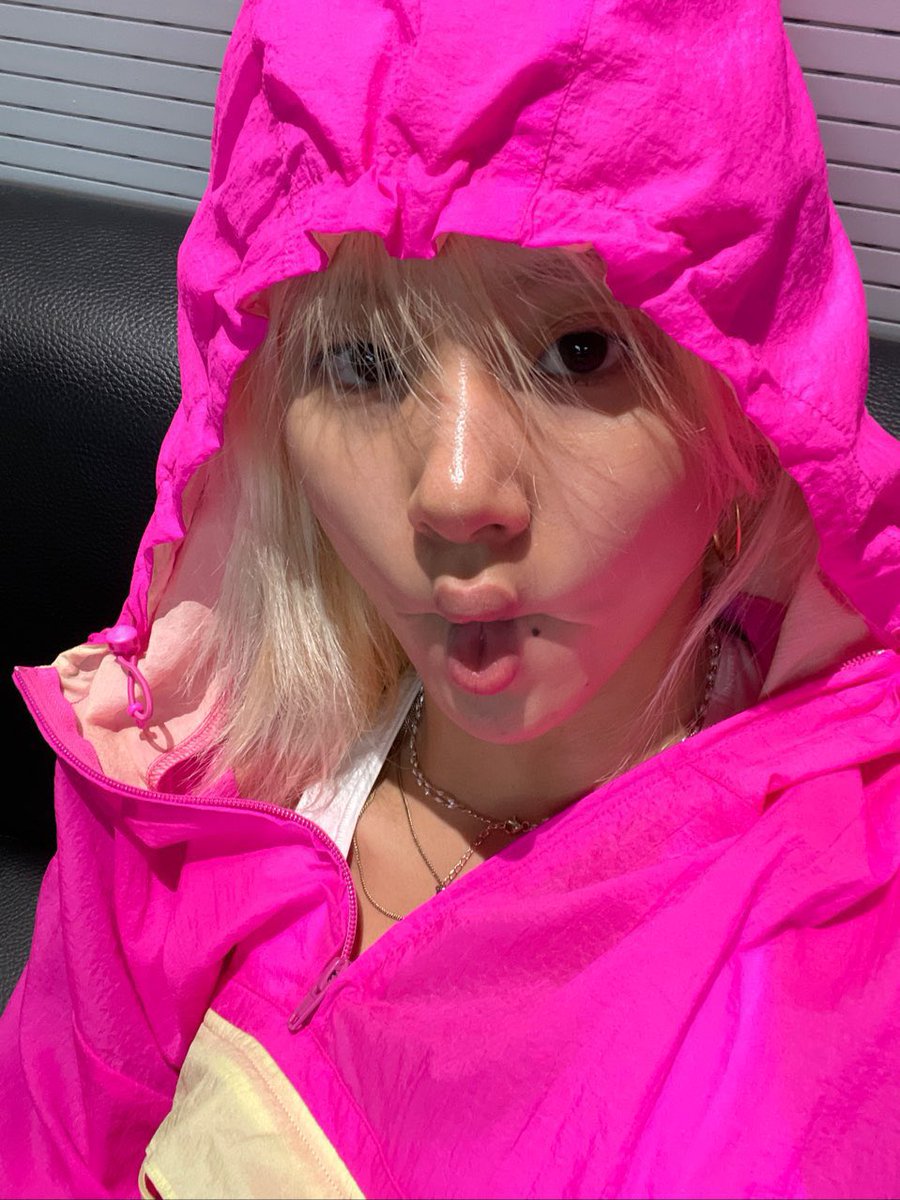 chaeddalgi's tweet photo. chaeng proves that hot pink can be casual and cozy too. stay hot X https://t.co/aAwrrJaIDU