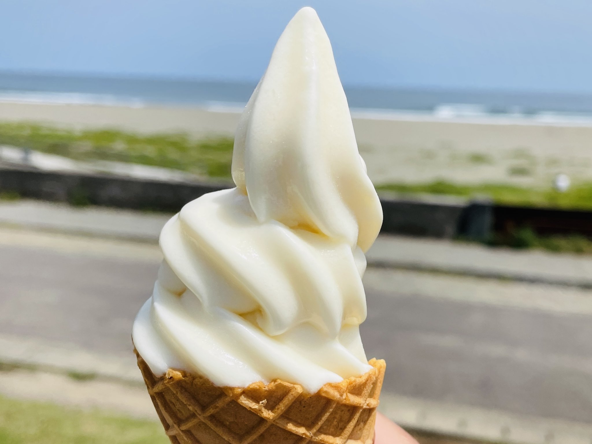 笠原雅俊 レモン味のソフトクリーム 最高気温３３ 4度 四万十市 と真夏日の８日 入野海岸 黒潮町 で冷たいソフト 地元産のレモンの爽快な味が口の中で広がる 冷たさがキーンと頭に響く ソフトクリーム レモン 黒潮町 水平線 高知 真夏日