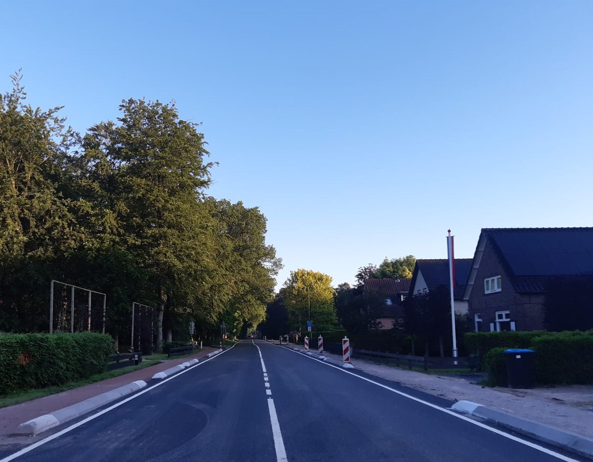KWS_Infra's tweet photo. In opdracht van de Provincie Gelderland is door KWS Infra Zwolle onderhoud gepleegd aan de N786 in Eerbeek. Er is onder andere een kleine 7.000 m2 deklaag gefreesd en ruim 600 ton nieuw asfalt verwerkt.
#KWSmaakthet #asfaltonderhoud #bouwteam #N786 https://t.co/V0Udi6FIjM