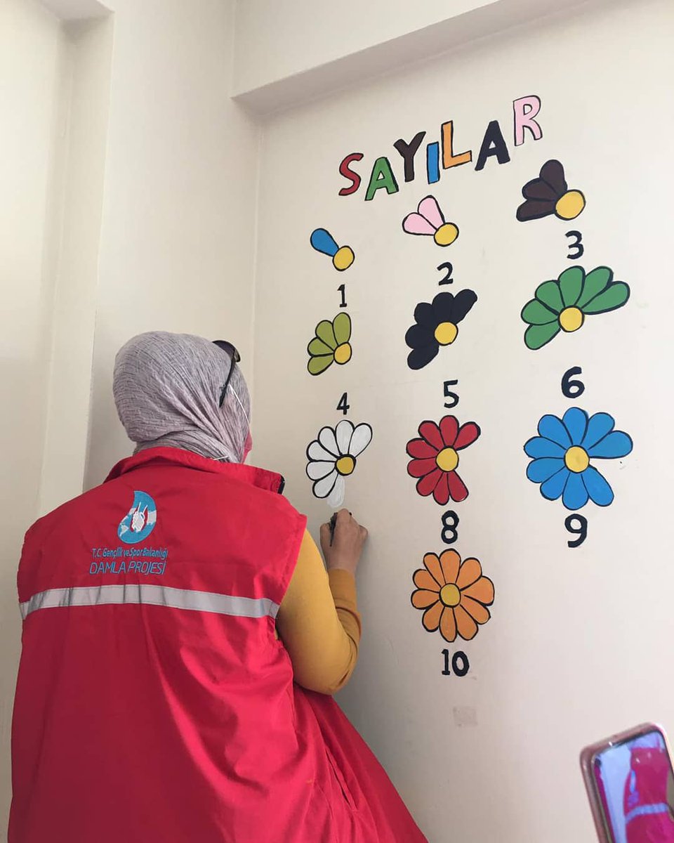 Genç Yeşilay AKÜ işbirliğiyle; güzel yürekler ve  capcanlı resimlerle sınıflarımızı renklendirdik🥳🎨💚💙
#udg #damlaafyon #damlaafyonkarahisar #okulboyamaetkinliği #okulboyama