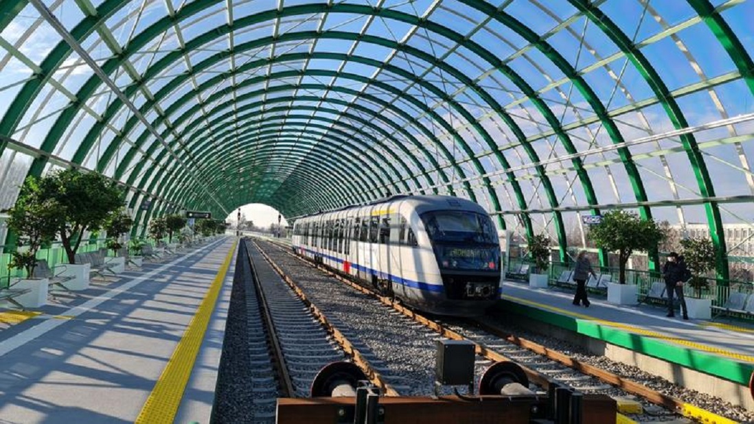 romanya_haber's tweet photo. 6 ay önce faaliyete geçen Gara de Nord - Otopeni Havalimanı arasındaki tren seferleri ilgi görmedi. Ulaştırma Bakanı Cătălin Drulă, 20 dakika süren 4 lei’lik yolculuğun çok ekonomik olmasına rağmen istenen seviyeye gelemediğini vurguladı. #Romania #Bükreş 
https://t.co/bGgwjFFbzk https://t.co/SsG8lHFkyq