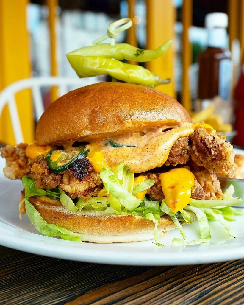 𝙂𝙞𝙛𝙩𝙚𝙙 🍔 Another new item on @thebrekkyclub menu! This is the Fried Chicken Burger.
Buttermilk fried chicken, harissa cheese, guindilla peppers, pickles, smoked papriki aioli.
I thought this was great! It was crispy, meaty, the chicken piece was … instagr.am/p/CP2jaPIHI0D/