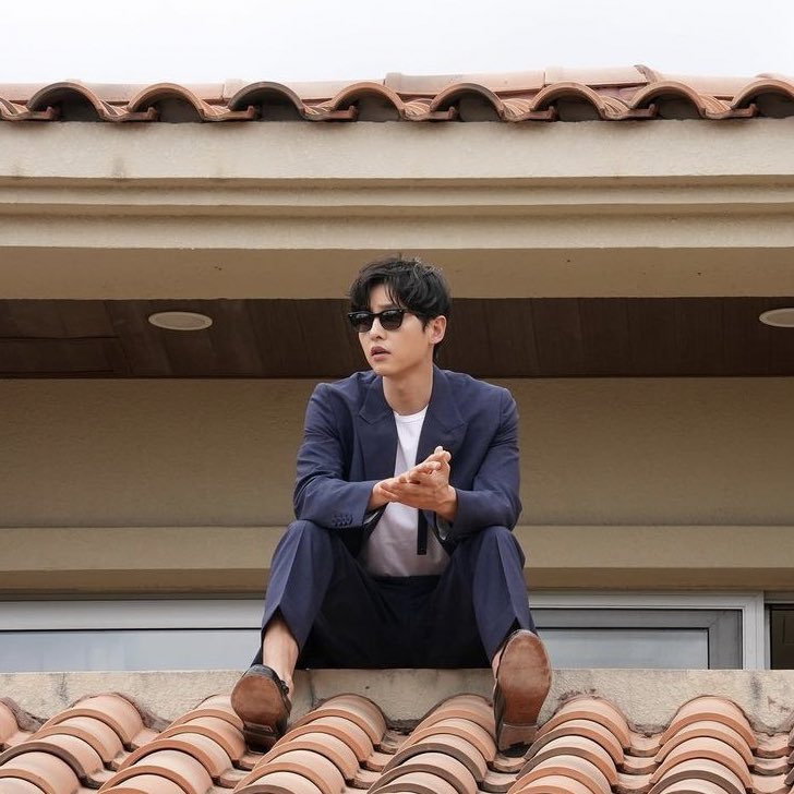 Who told him to be this sexy? I mean he’s just sitting there but he’s sexy. Ok ok