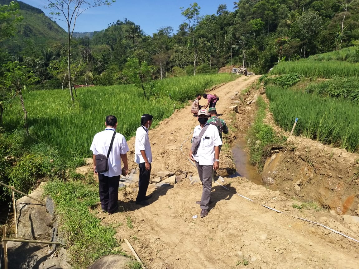 Verifikasi lapangan usulan Musrenbang thn 2021 Desa Simpur yaitu Pengaspalan Jalan Obyek Wisata Curug Barong.
Pembukaan akses jalan s/d pengerasan makadam sedang dilaksanakan melalui program TMMD Sekuyung Tahap II
Cc : @muktiagungwbw <a href="/wakilbupatipml/">Mansur Hidayat, ST</a> <a href="/0711Pml/">Kodim Pemalang</a> <a href="/Simpur_Desaku/">Simpur Desaku</a>