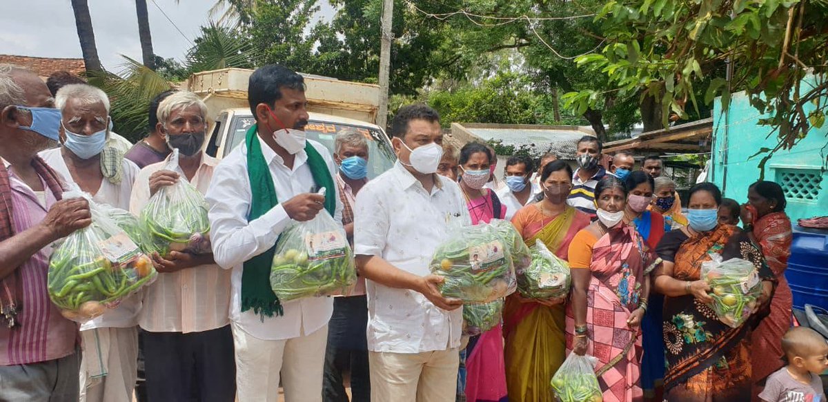 AltafHallur's tweet photo. Helping the needy is always been at our highest priority. Beholding smiles of the people at Rayapur after distributing the bagful of vegetables to the needy, which was contributed by Hubli-Dharwad Congress district Kishan cell president Shri Chidanand  Shisanalli. https://t.co/DxwD19vhnr