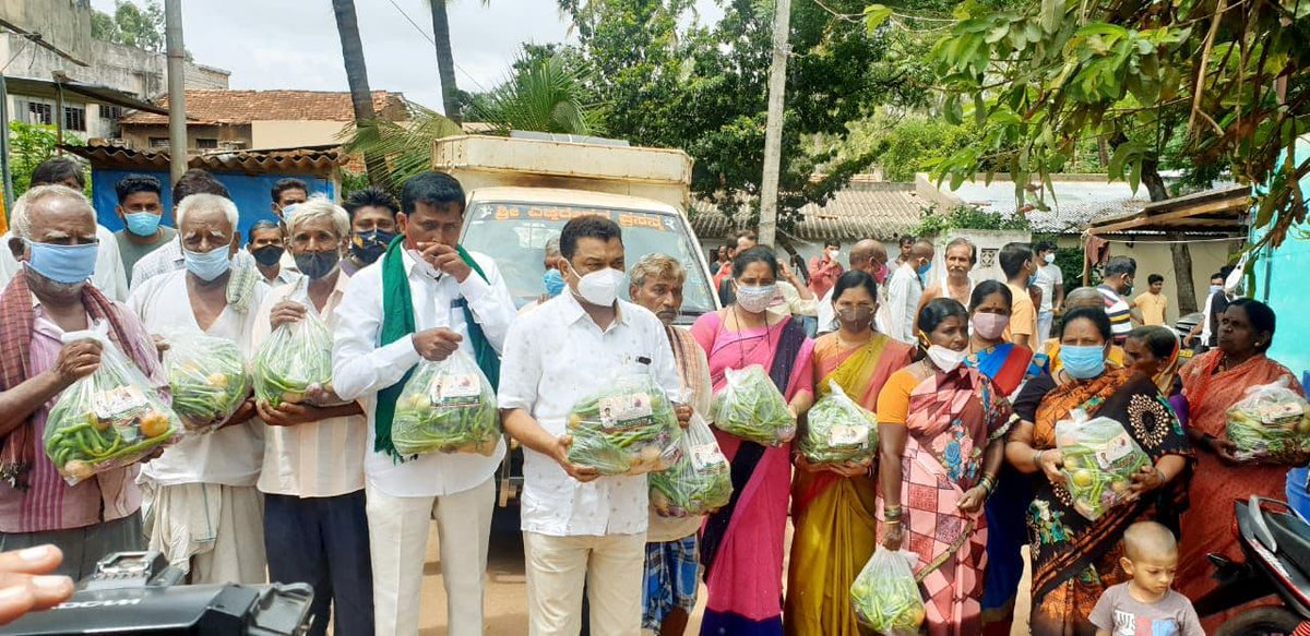 AltafHallur's tweet photo. Helping the needy is always been at our highest priority. Beholding smiles of the people at Rayapur after distributing the bagful of vegetables to the needy, which was contributed by Hubli-Dharwad Congress district Kishan cell president Shri Chidanand  Shisanalli. https://t.co/DxwD19vhnr