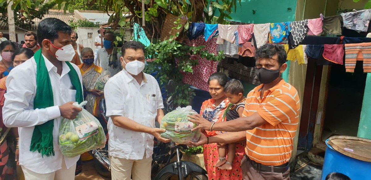 AltafHallur's tweet photo. Helping the needy is always been at our highest priority. Beholding smiles of the people at Rayapur after distributing the bagful of vegetables to the needy, which was contributed by Hubli-Dharwad Congress district Kishan cell president Shri Chidanand  Shisanalli. https://t.co/DxwD19vhnr