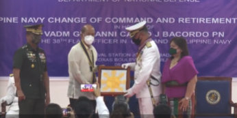 The Philippine Flag is now being presented to the outgoing FOIC,PN by SND Lorenzana. #ModernandMulticapablePHNavy