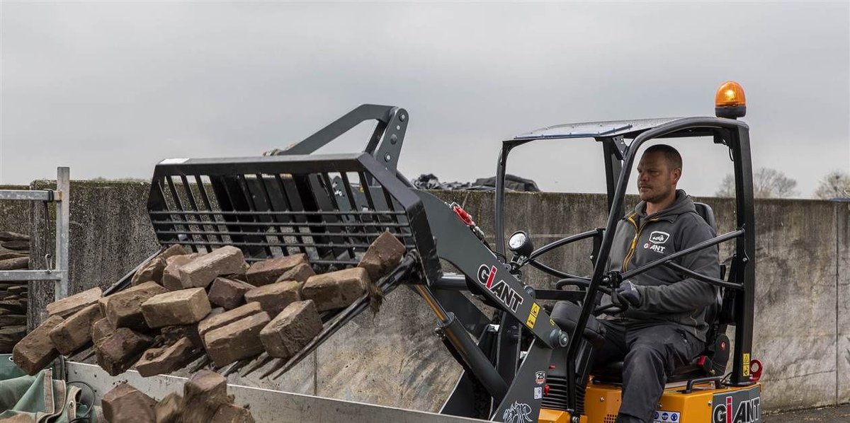 KHLConstruction's tweet photo. New features for Tobroco Giant compact loaders. https://t.co/sFU8kPmYs9
#constructionnews #constructioneurope #constructionequipment #compactloaders #loaders #engines @TobrocoGiant_UK https://t.co/3VJyBEXwXj