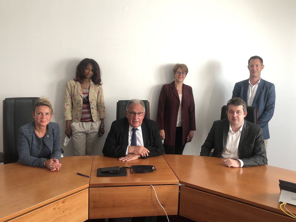 FlorencePinon3's tweet image. Signature de la convention annuelle de #partenariat ce jour entre @cciessonne @D_Desnus et @BP_RivesParis  @BanquePopulaire . Soutien aux #TPE #PME #entreprises. Présence des 4 Directeurs de secteur qui couvrent tout le @CDEssonne.
