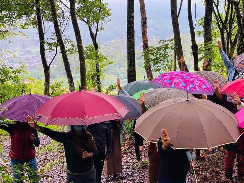 poed_pd's tweet photo. Amidst rain and wind, the regular guerrilla strike of Mogok by young people continued today. #RejectCoupRejectASEAN #WhatsHappeningInMyanmar #June8Coup #MilkTeaAlliance https://t.co/xsVvGpRw6X
