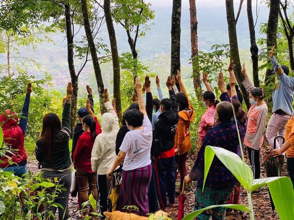 poed_pd's tweet photo. Amidst rain and wind, the regular guerrilla strike of Mogok by young people continued today. #RejectCoupRejectASEAN #WhatsHappeningInMyanmar #June8Coup #MilkTeaAlliance https://t.co/xsVvGpRw6X