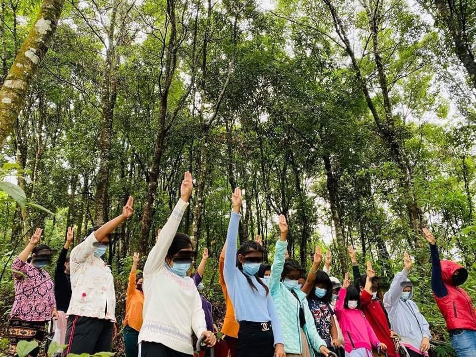 poed_pd's tweet photo. Amidst rain and wind, the regular guerrilla strike of Mogok by young people continued today. #RejectCoupRejectASEAN #WhatsHappeningInMyanmar #June8Coup #MilkTeaAlliance https://t.co/xsVvGpRw6X