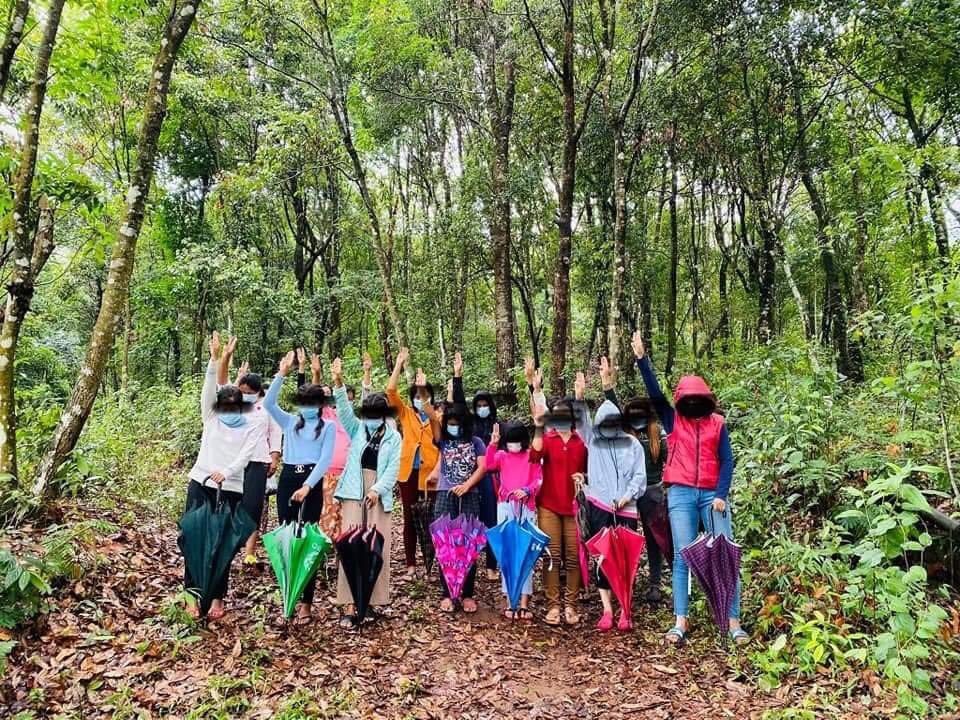 poed_pd's tweet photo. Amidst rain and wind, the regular guerrilla strike of Mogok by young people continued today. #RejectCoupRejectASEAN #WhatsHappeningInMyanmar #June8Coup #MilkTeaAlliance https://t.co/xsVvGpRw6X