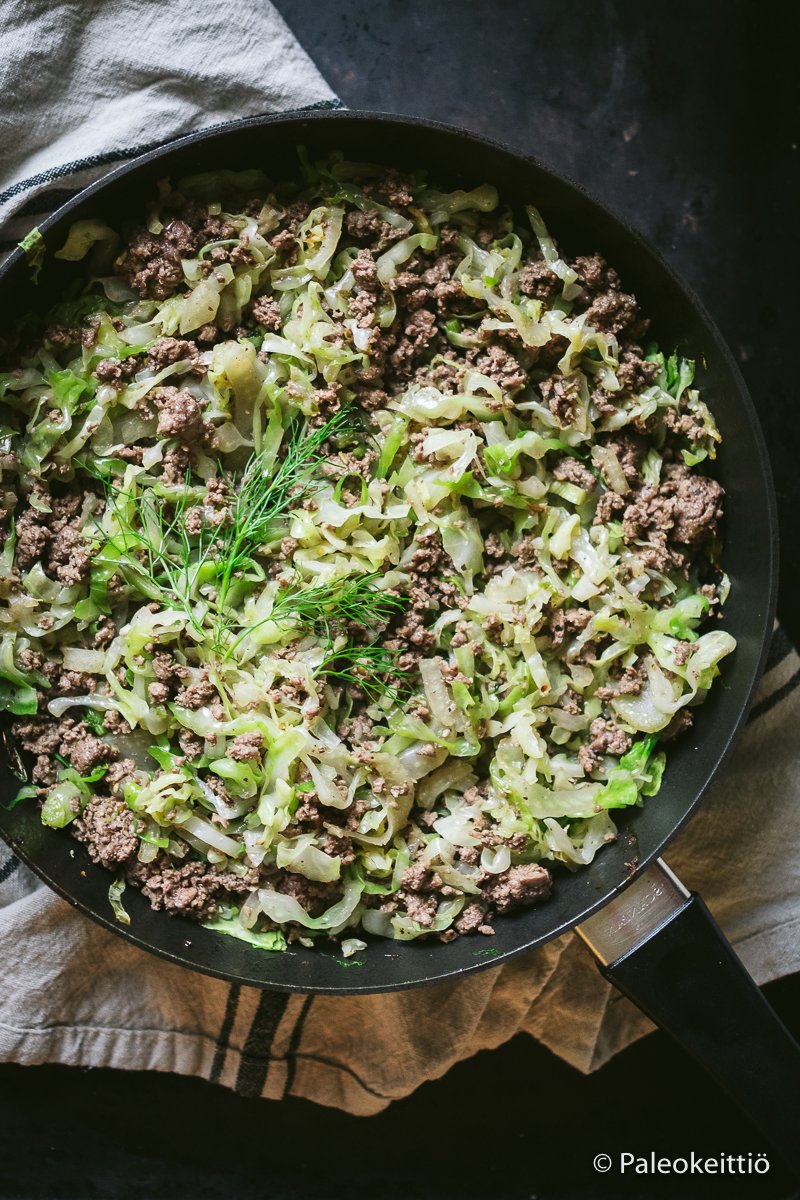paleokeittio's tweet photo. Varhaiskaali on alkukesän mainio kausiherkku, jota ei kannata missata! 🥬 Nopea arkiruoka syntyy pannulla pikaisesti paistetusta jauhelihasta, varhaiskaalista sekä fenkolista. Kesäinen suomiruoka rokkaa! #varhaiskaali - https://t.co/lYWtvsPaIC https://t.co/clv2AfquFB