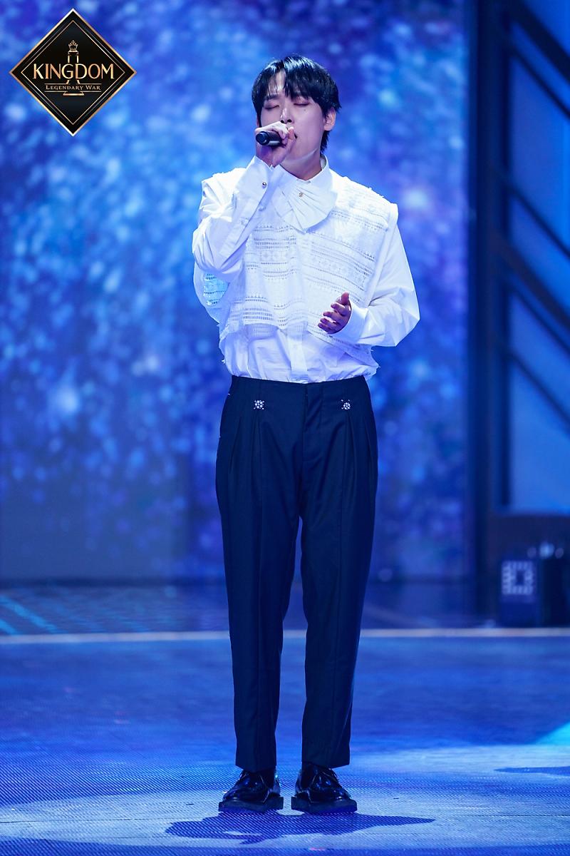 MNET_Kingdom's tweet photo. [PHOTOS] MNET released BTS photos from the special stage of the fourth and last mission 'WHO IS THE KING'. (2)

#KINGDOM #KINGDOM_LEGENDARYWAR #ATEEZ #BTOB #IKON #SF9 #STRAYKIDS #THEBOYZ https://t.co/BWN9ppyqiV