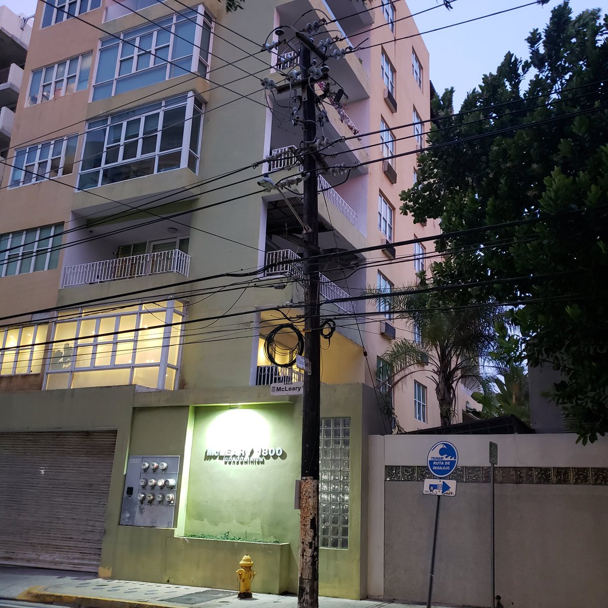 jorgeprodrig's tweet photo. @lumaenergypr
Llegue a casa y seguimos sin luz. Yo llevo 2 días (3 noches), con hoy, sin luz. Es la calle completa, pero todas las demas calles tienen luz. La calle tiene cuatro condominios, aproximadamente 250 residencias. Querella, C3010094, desde domingo. https://t.co/cYVZpljDBB