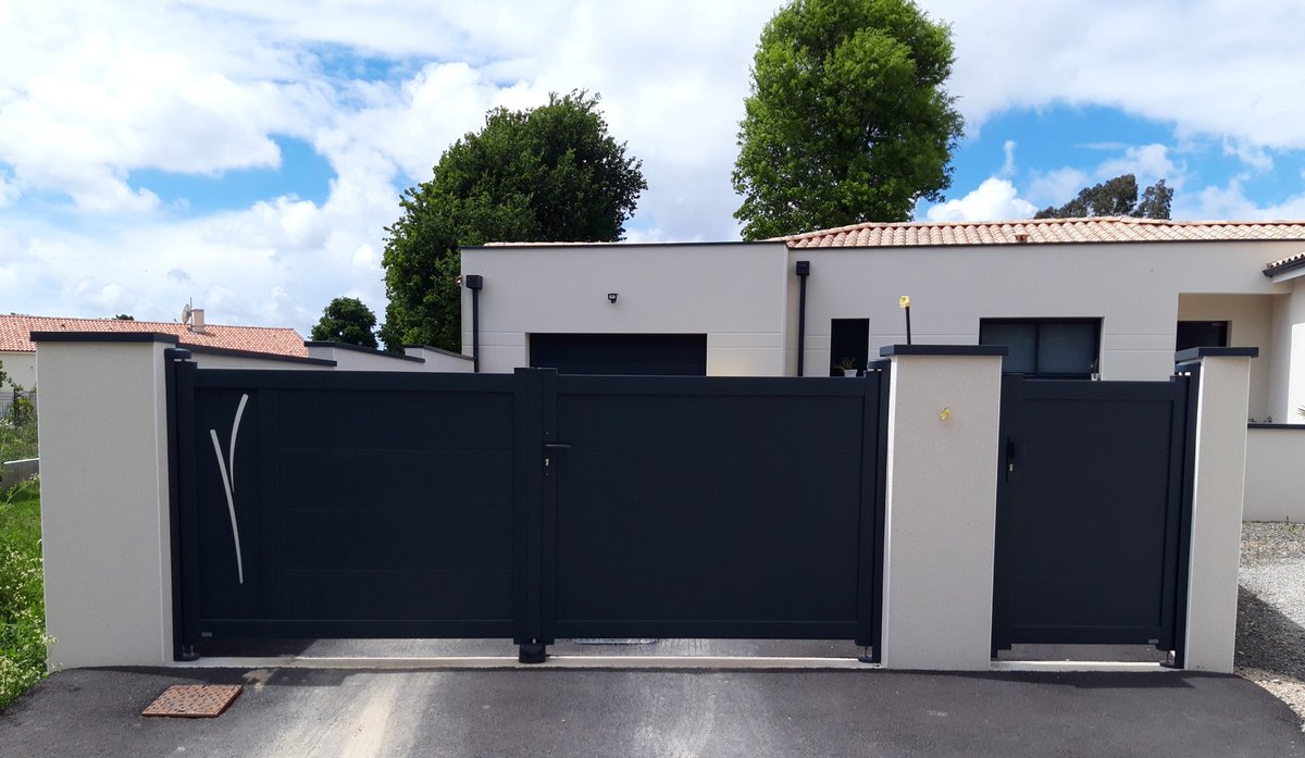 Premier accès à votre #maison, votre #portail se doit d’être à la fois dissuasif contre les intrusions et accueillant pour vos invités. 

Nous vous proposons la fabrication sur mesure et la pose de portails coulissants, à vantaux ou motorisés. 

➡️ menuiserie-gendreau.fr/contact