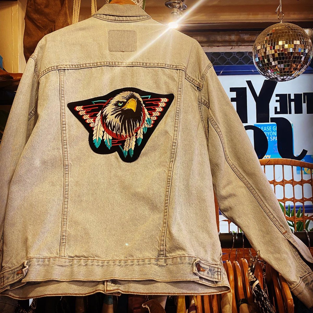 theyesterdaysoc's tweet photo. Weโve stocked up @graingermarket1 with branded denim jackets ripe for customising and a load of iron on patches too. Also available Flea Circus & Morpeth Antiques Centre so pop on down #vintage #vintagefashion #levis #wranger #vintagedealer #patchjacket #patches https://t.co/jAR95Vfu5W