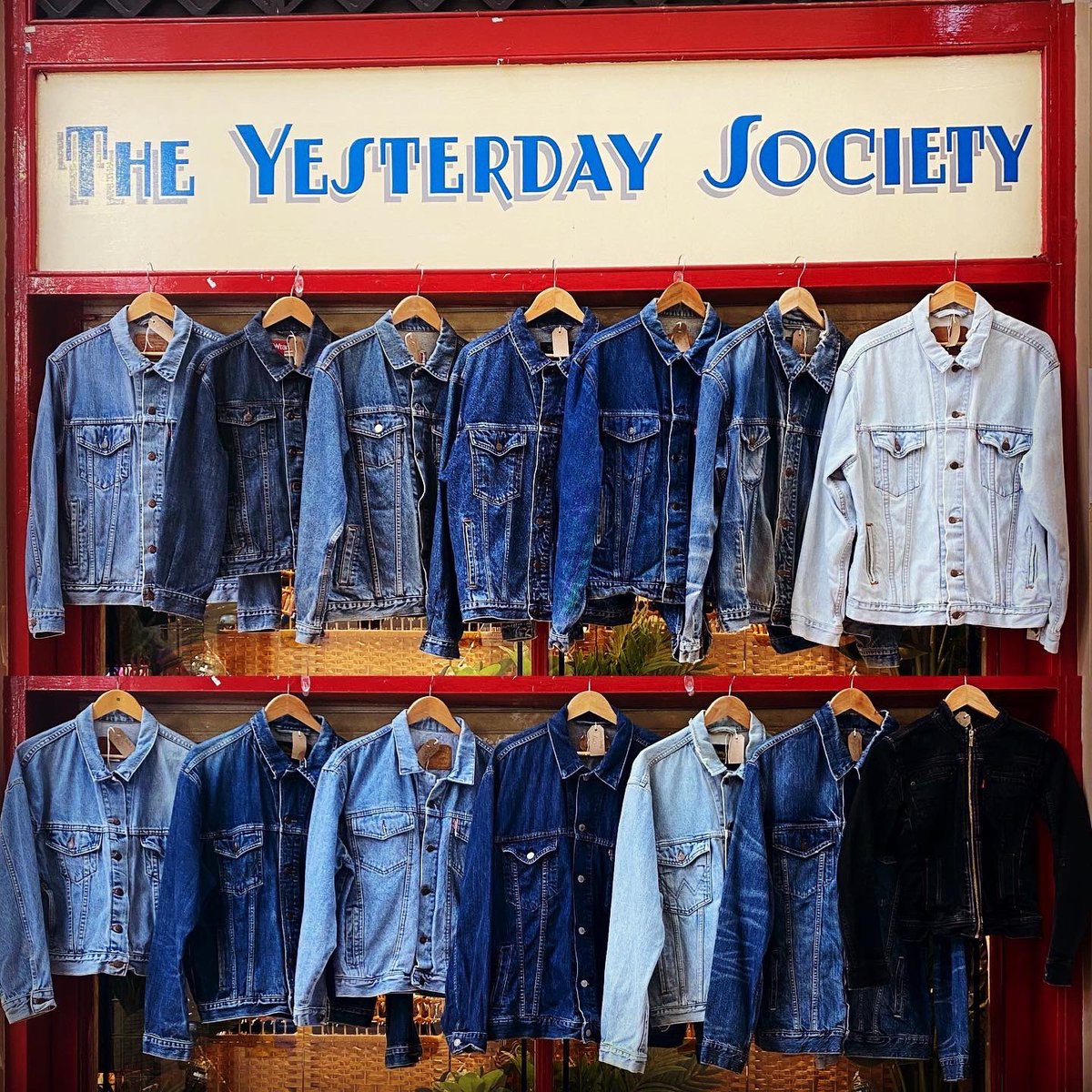 theyesterdaysoc's tweet photo. Weโve stocked up @graingermarket1 with branded denim jackets ripe for customising and a load of iron on patches too. Also available Flea Circus & Morpeth Antiques Centre so pop on down #vintage #vintagefashion #levis #wranger #vintagedealer #patchjacket #patches https://t.co/jAR95Vfu5W