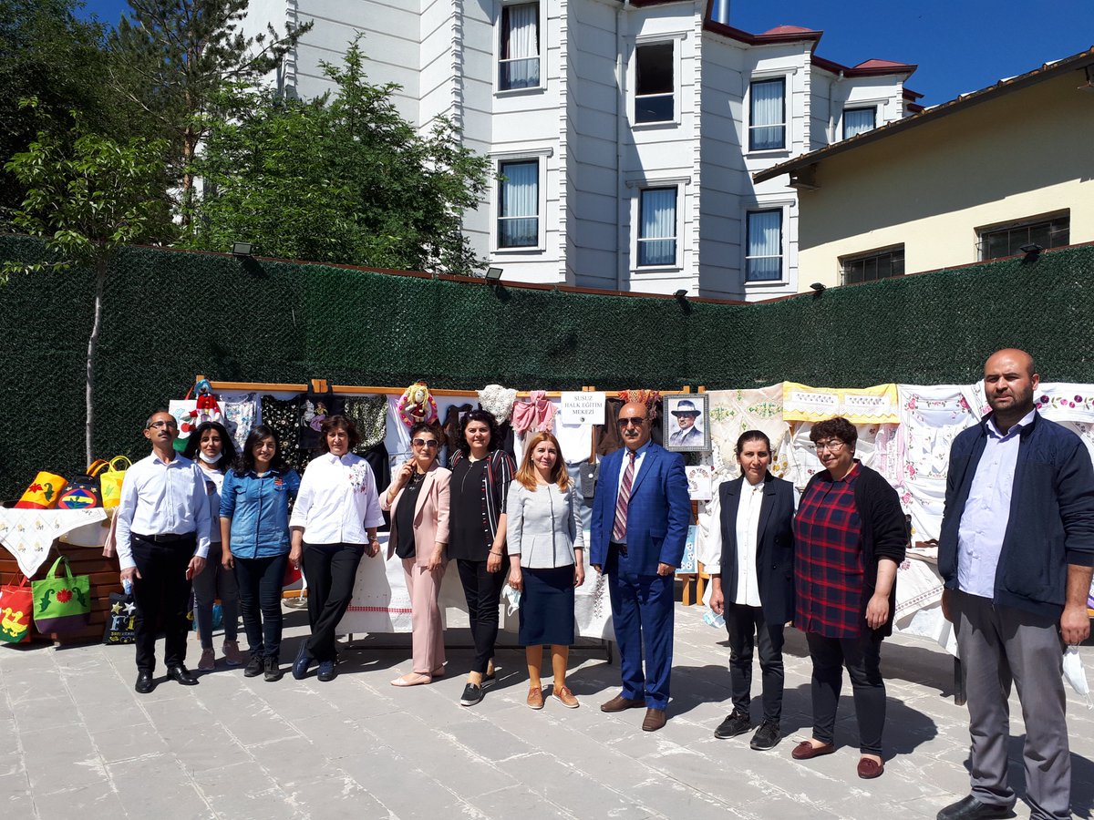 susuzhem's tweet photo. 2020-2021 Eğitim-Öğretim Yılı Hayat Boyu Öğrenme  Haftası dolayısıyla  Kars merkez ve ilçelerin Susuz İlçemizde dahil düzenlemiş olduğu yıl sonu sergisi Kars'ta törenle yapıldı. 
@ziyaselcuk @ybuyuk34 @KarsValiligi @AydAcay  @aagabeyoglu @BlentZengi1 @karsmem https://t.co/nghEZDs9IZ