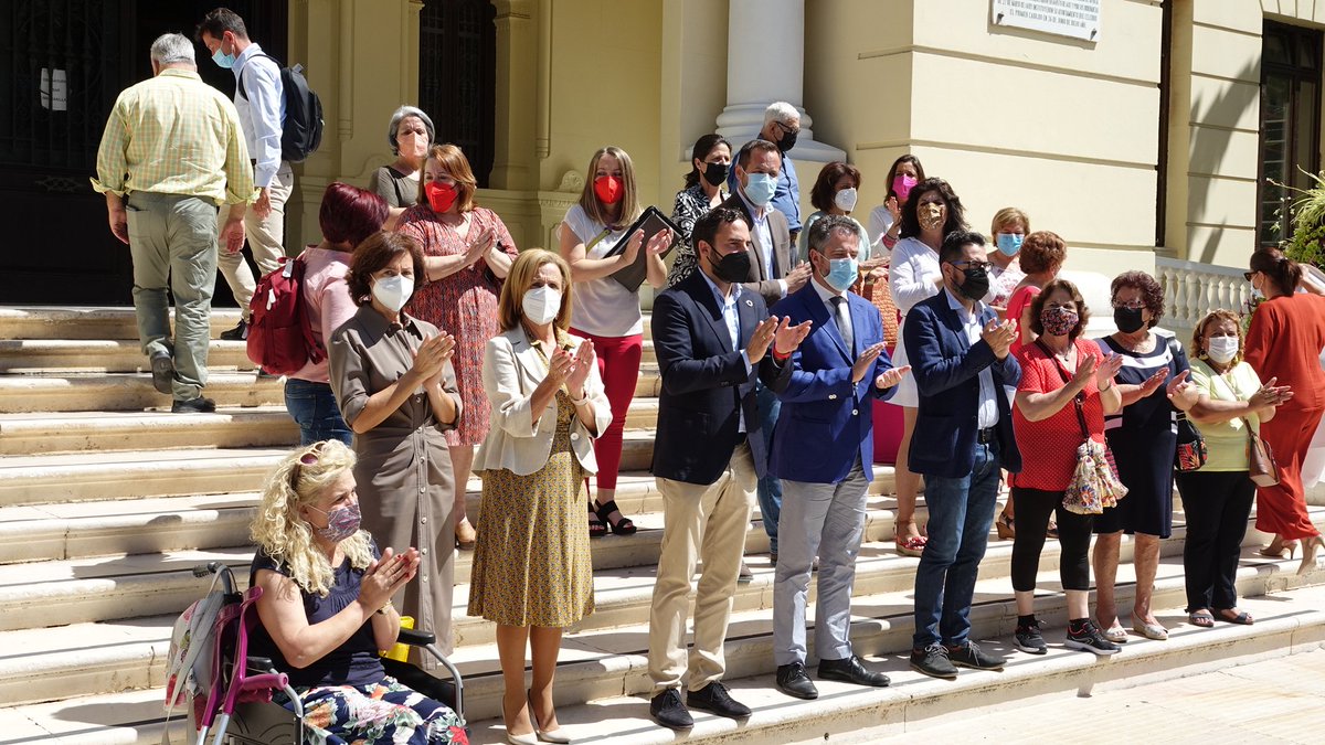✖Las concejalas y concejales del <a href="/PSOEaytoMalaga/">PSOEaytoMalaga</a> se han sumado esta mañana al minuto de silencio a las puertas del Ayuntamiento en rechazo del último asesinato machista, como muestra de condena y repulsa por las víctimas de la violencia machista. 
Denuncia ☎️ 016 

#NiUnaMenos