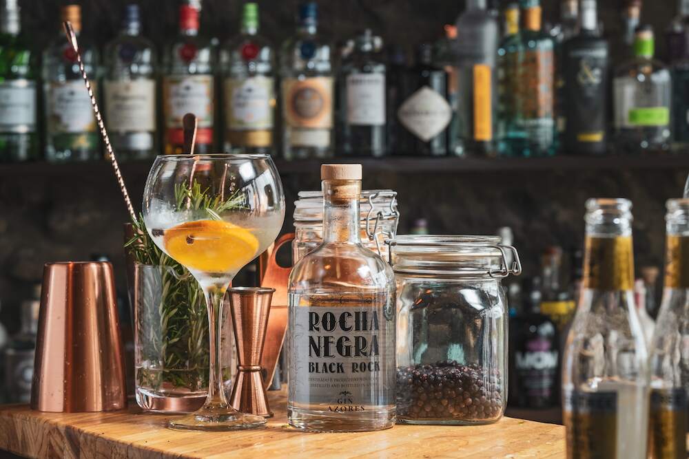 JorgeCarmo9's tweet photo. #ginlovers #Azores #ginlibrary 🍸 You're a gin enthusiast? Then, you might want to check-in to The #Gin Library in #PontaDelgada. Let collector/librarian/masterclass instructor Ali Bullock guide you through his treasury of 490 gins from across the globe 👉 https://t.co/HdvncAsePD https://t.co/tGPYfJ4oC3