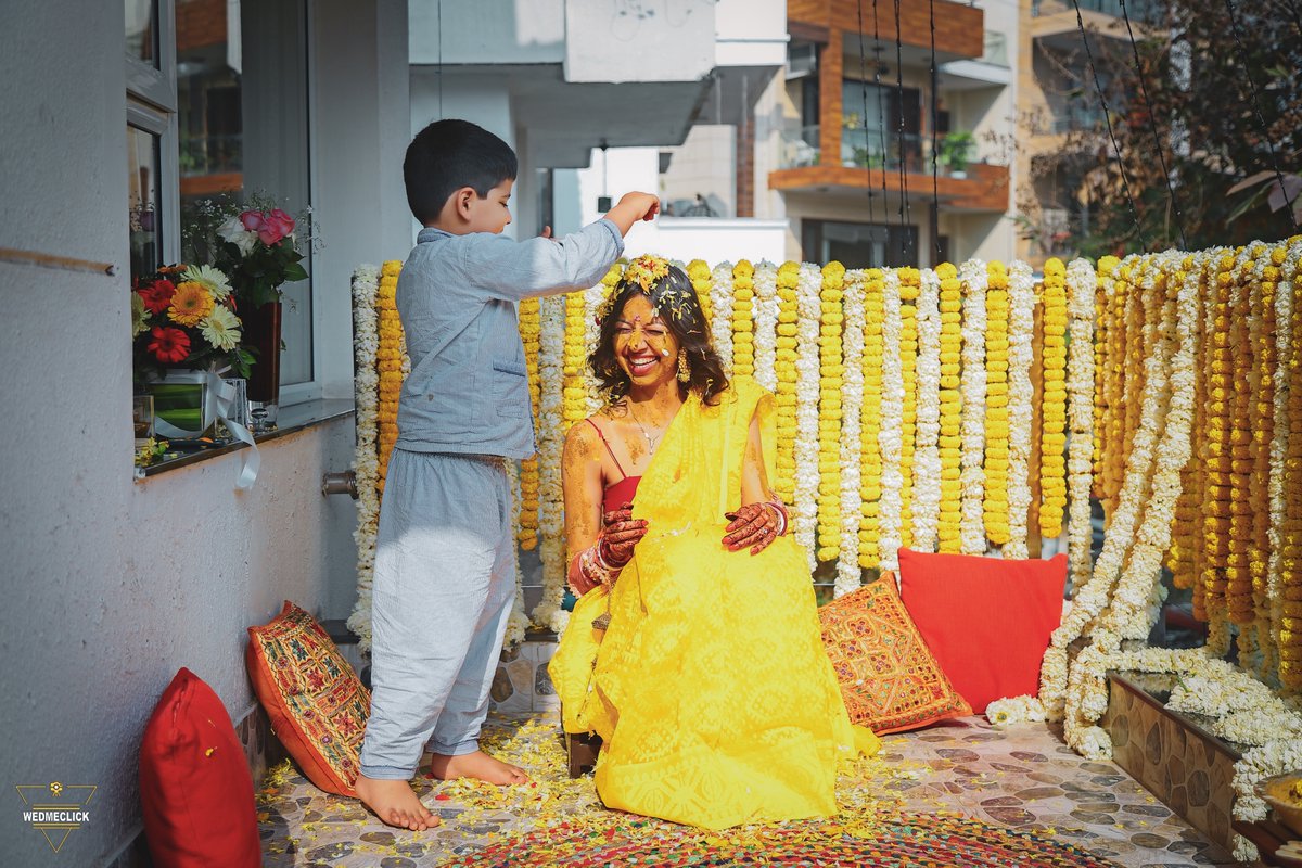 Wedmeclick1's tweet photo. Floral shower by a cute little on bride ...
#wedmeclick
#haldiceremony #ritual #rasam #floral #YellowStorm #love #familylove #wedmegoog #weddinginspiration  
#weddings #CoupleGoals #couples #weddings https://t.co/L1FaK8SKP0