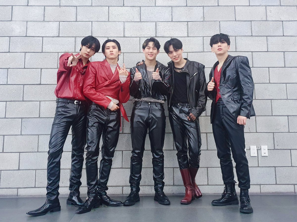 OfficialMONSTAX's tweet image. 📸
210608 #몬스타엑스
SBS MTV #더쇼 완료

탕탕! 몬베베 마음 저격 완료!
이번주도 몬스타엑스에게 올인🥰

#MONSTAX #MONSTA_X
#One_Of_A_Kind #갬블러