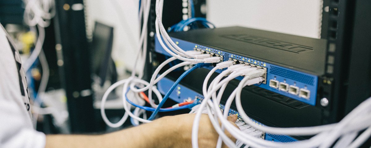 CNBCTV18Live's tweet photo. #BreakingNews | Global News outlets like the Guardian, BBC, CNN, Financial Times suffer online outage; Twitch, Reddit, Pintrest also unavailable 

Tech Crunch quotes Financial Times employee saying glitch could be at CDN provider Fastly https://t.co/Gt44wWzM1v