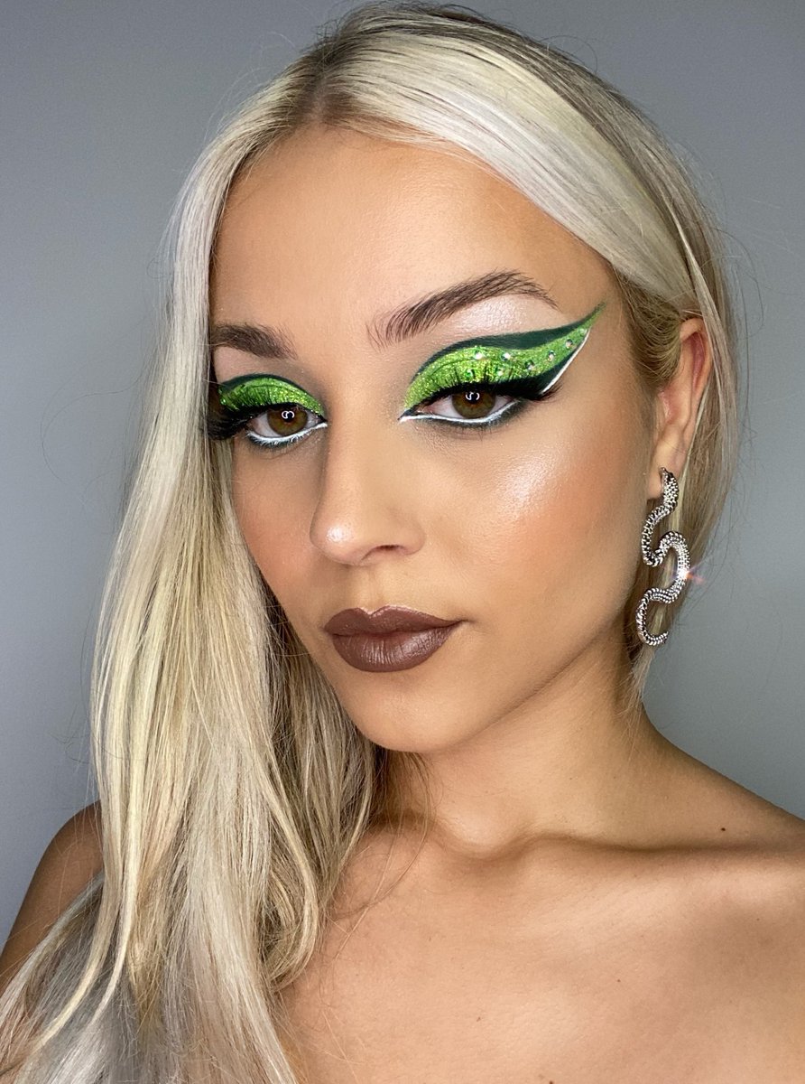marxxmk's tweet photo. no se aprecia en la foto ni la mitad de lo bonito que se veía en persona 🥺

🎨 mini paleta MARTA @krashkosmetics 💚 https://t.co/mZWj4jGaau
