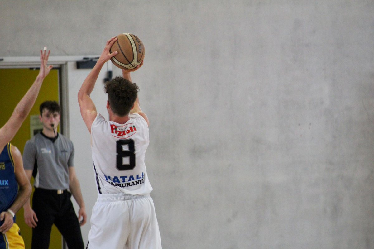 KyrieGhedo's tweet photo. Here i was scoring from the midrange. Easy pull up https://t.co/JenTbdkhJR