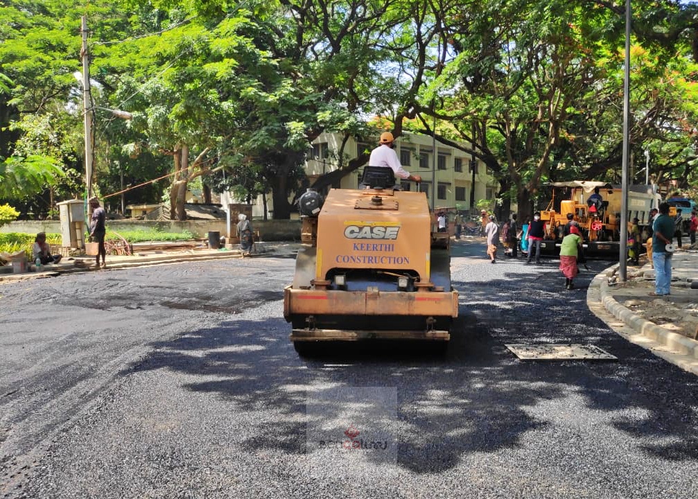 BLRSmartCity's tweet photo. In a day's time, #Dickenson road has been neatly #asphalted. #Laborers and #engineers have worked #relentlessly for this #hassel free #commute!
@MoHUA_India @SmartCities_HUA @SmartCities_HUA @BBMPCOMM @BBMPAdmn @iDeCKLimited https://t.co/Mk9GabALHG