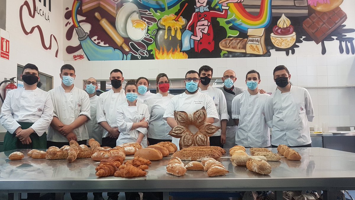 ehtalcala's tweet photo. Estupendo día de trabajo y conocimiento en la elaboración de pan con @PuratosGroup.
Muchas gracias por esta estupenda masterclass https://t.co/Cdz0ZWibQN