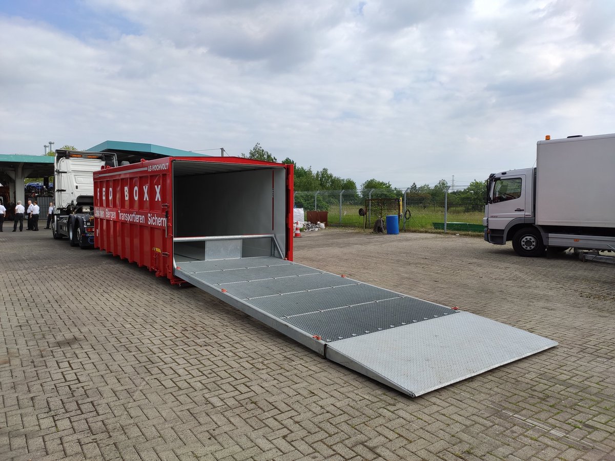FeuerwehrSN's tweet photo. Thema der heutigen Führungskräfte-Schulung: Was ist die #REDBOXX? Vom Löschen bis zum Sichern von in Brand geratenen E-Autos. Herzlichen Dank an Herrn Berger von der Firma Hoffmann&Berger Abschlepp- u. Bergungsdienst #Schwerin für die aufschlussreichen Einblicke. #wirfürschwerin https://t.co/TDEqXY6ot5