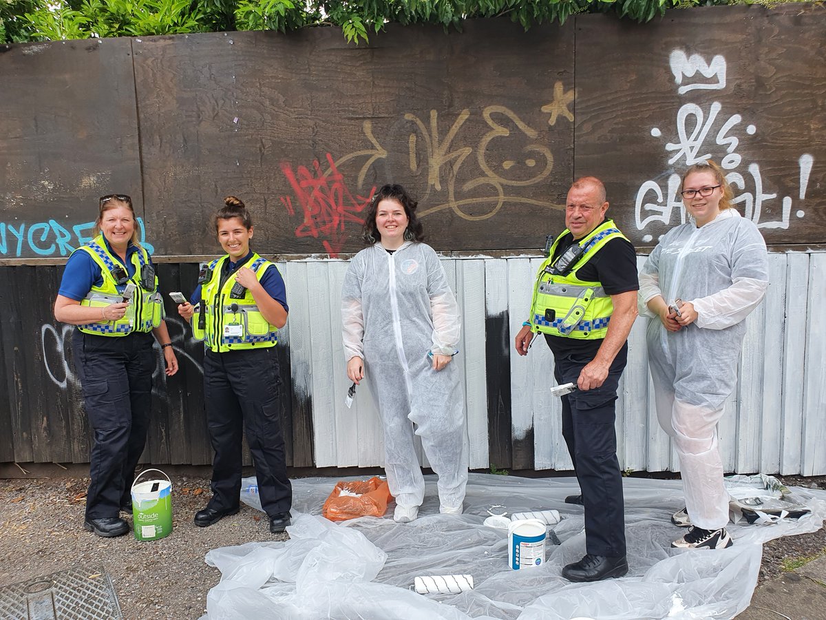🙌Great to see PCSOs from <a href="/gwentpolice/">Gwent Police</a>  @GPNewport joining youth workers from <a href="/CYP_newport/">Community Youth Project - Newport</a> Community House and the <a href="/UswWork/">USW Youth and Community Work</a>  community task force helping to prepare walls in Maindee for a mural to celebrate youth work.

#TeamWork