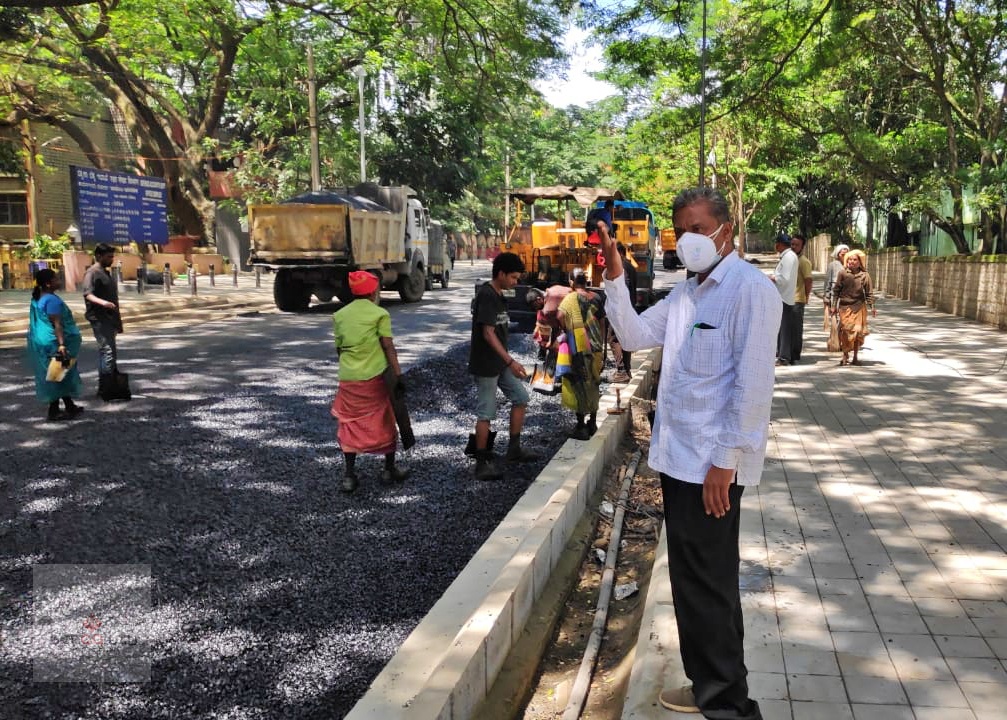 BLRSmartCity's tweet photo. In a day's time, #Dickenson road has been neatly #asphalted. #Laborers and #engineers have worked #relentlessly for this #hassel free #commute!
@MoHUA_India @SmartCities_HUA @SmartCities_HUA @BBMPCOMM @BBMPAdmn @iDeCKLimited https://t.co/Mk9GabALHG