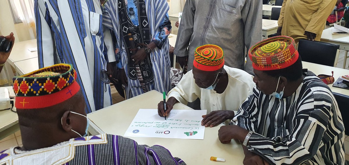 MdMF_Burkina's tweet photo. Engagements officiels des leaders coutumiers et religieux à porter les demandes de plaidoyer pour la lutte contre le cancer du col de l'utérus auprès des autorités. @MdM_France et #URCB renforcent leur alliance au #BurkinaFaso. @ocharlemagne @GenEgaliteFR @gavi https://t.co/07vfyuDYQc