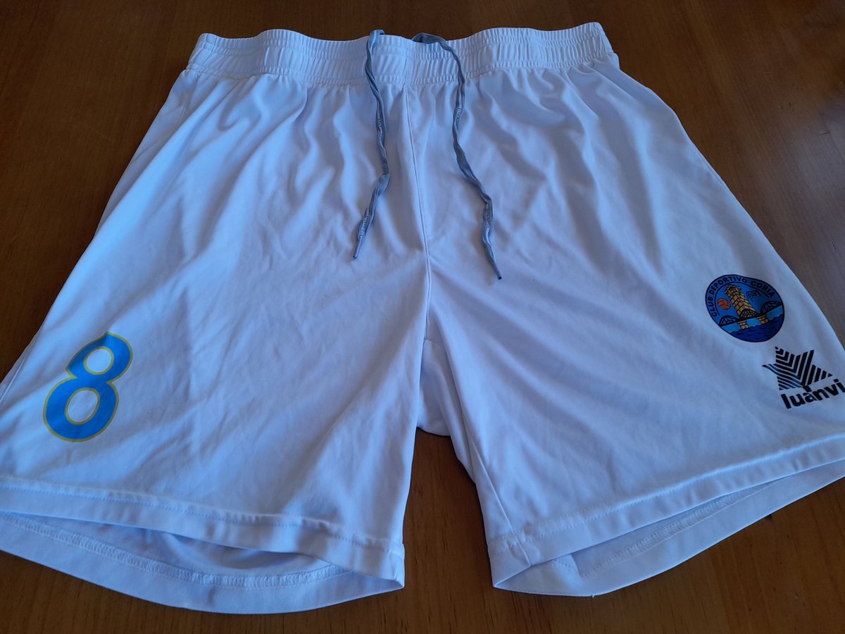 Para culminar con los regalos de <a href="/PinoBrozas/">Fernando Daniel</a>....voy a sortear los pantalones del ascenso,son las que llevaba el sábado,cuando consiguió el ascenso con el <a href="/CDCORIA/">Club Deportivo Coria</a>.
Para conseguirlo..Rtw a este tweet y seguir esta cuenta....entraras en el sorteo,tenéis hasta el sábado.Suerte.