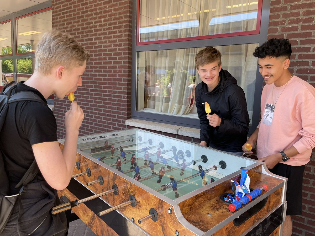 IJstijd 🍦 

Het is lekker weer en dus tijd voor een ijsje.
Potje tafelvoetbal erbij en gaan!

#janarentsz #janarentsz_csg #ijs #tafelvoetbal #leukepauze