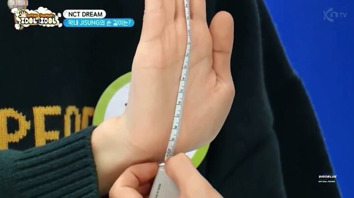 มึง มือจีซอง20เซนอะ อีเหี้ยยยยยยยย กุที่ยังไม่ถึง15เซนเหม่อเลย มือน้องใหญ่มากกกกกกก