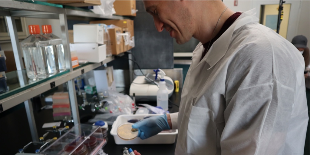 indbio's tweet photo. "There are no other microbial therapeutics companies focused on the mouth." Dr. Brian Klein, CEO of @built_tx. 

How is Brian changing the future of oral therapeutics? Find out: https://t.co/Uq3bmNkuWp https://t.co/yDPqphvTtO